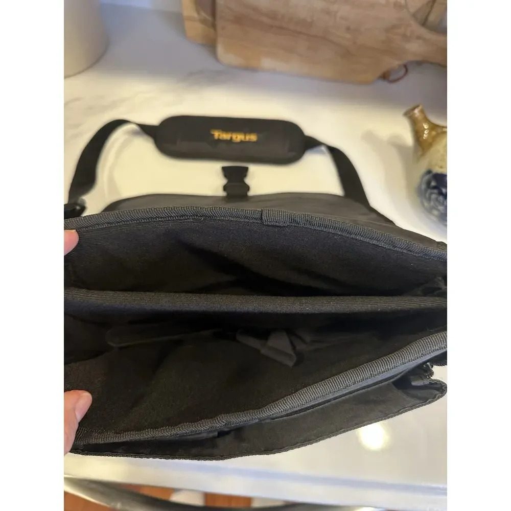 Targus Black Gray Nylon Shoulder Messenger Small Bag Padded Partitions 11”x11”